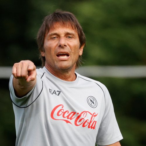 Antonio Conte allena il Napoli durante la seconda giornata del ritiro precampionato della SSC Napoli a Dimaro, Trento, Italia, il 12 luglio 2024.